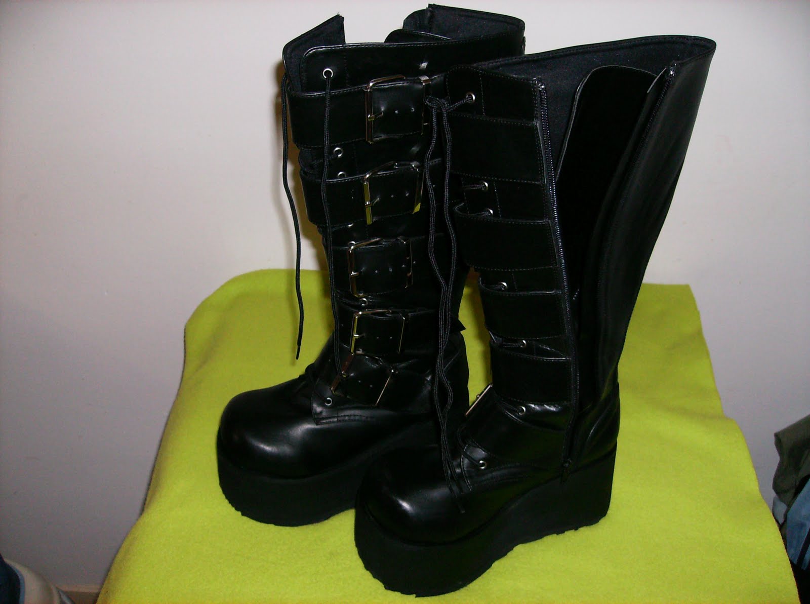 Botas Demonia com plataforma HPIM5067