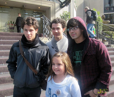 Nick Jonas en el Hotel de Courtney Galiano?! O.o Jonas-brothers-toronto-trio-01