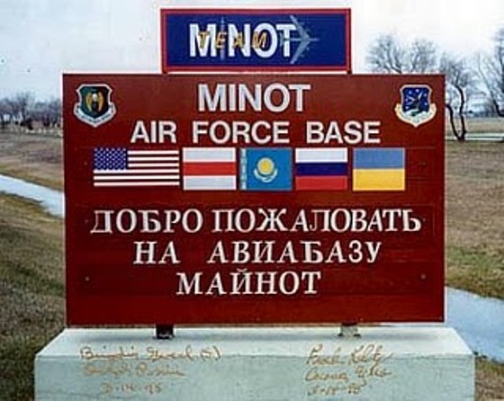 美軍測評不亮眼，取消核彈發射權! Minot_AFB_Russian_Sign