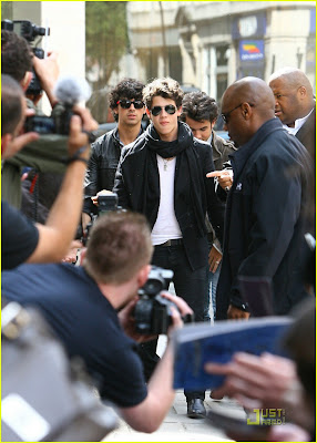 Los Jonas en Londres..Fotos (: Jonas-brothers-radio-one-22