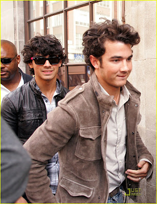 Los Jonas en Londres..Fotos (: Jonas-brothers-radio-one-30