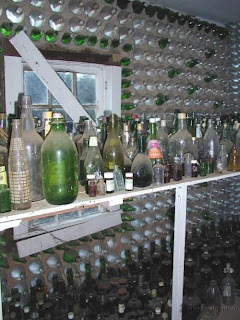 صور لبيت مصنوع بالزجاج Bottles_house_003