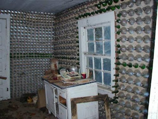 صور لبيت مصنوع بالزجاج Bottles_house_008