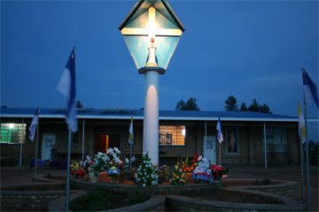 Niam Mab Liab tshwm sim nyob Kibeho, Rwanda, Africa Dorm