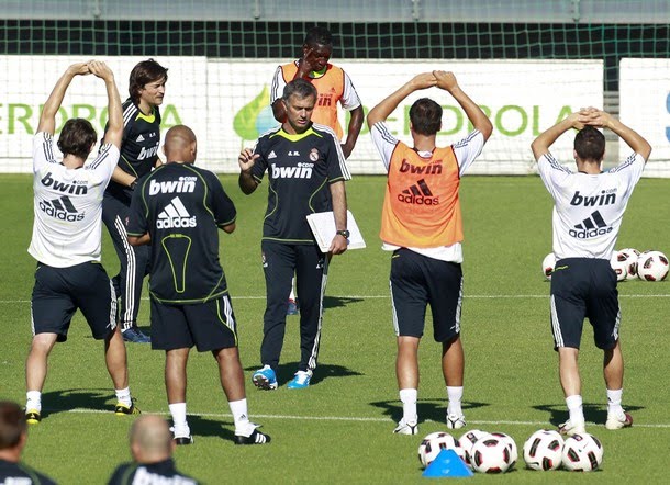 الفريق يعود إلى التدريبات من دون رونالدو ! Mourinho%20real%20madrid%20training%2009