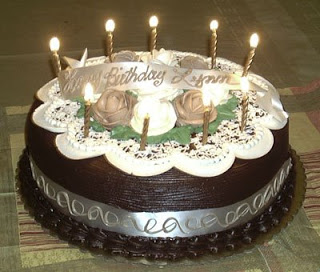 كل سنه وانتى طيبه يا الرومانسيه الحزينه 12_28_00-lit_birthday_cake