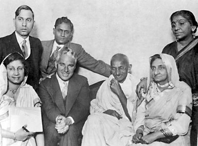 மகாத்மா காந்தி - அரிய புகைப்படங்கள் - Page 2 Chaplin_and_Gandhi