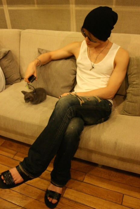 [30/9/2010][pics]Jaejoong và mèo của anh ấy Jjcat