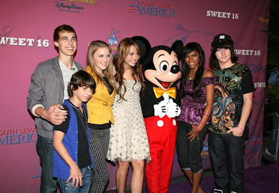 أكبر موسوعة صور لهانا مونتانا Miley-cyrus-disneyland-42769419