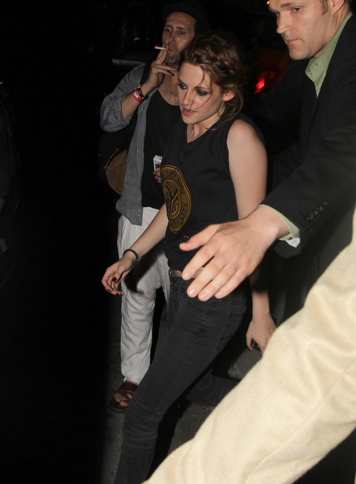 Kristen Stewart - Página 6 0529054007686_4_Preppie_Kristen_Stewart_leaving_the_screening_of_The_Twilight_Saga_Ec2754