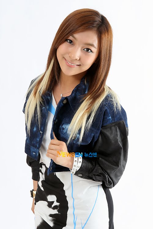 Whos the guy/girl you like the most in kpop?  Luna