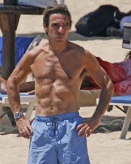 Qué pinta Aznar en Melilla ??? Aznar_abdominales_playa