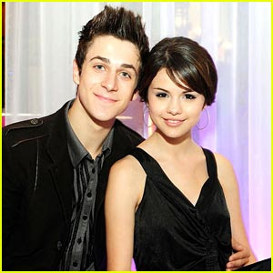 Adivina que serie,famoso,etc... es el de la foto de arriba Selena-gomez-david-henrie-pr-fashion