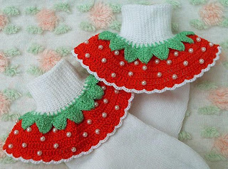 شرابات للاطفال جميله مزينه الكروشيه Strawberrysocks1