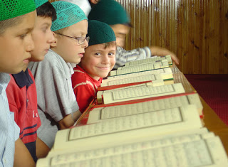 குர்ஆன் ஓதுவதின் சிறப்பு Little-boy-reads-quran2qqqqqqqqqqq