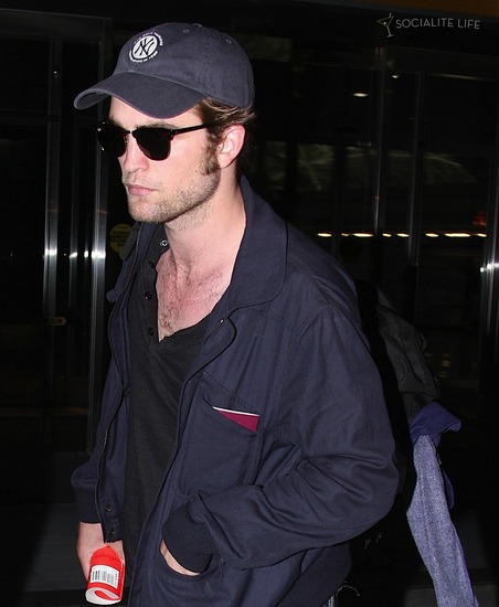 Robsten - Página 21 Gallery_main-robert-pattinson-hugs-fan-jfk-airport-07272009-01