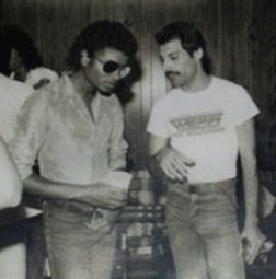 Michael y Freddie Mercury "THERE MOST BE MORE TO LIFE THAN THIS" 4408768