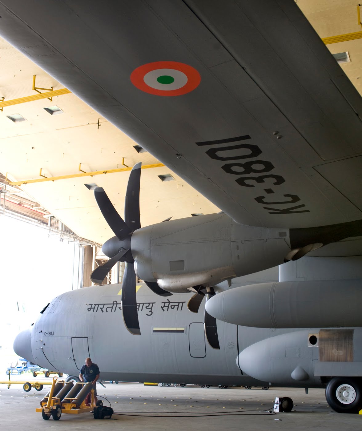 Sobreprecios en el C-130J-30 para la India. C-130J_India-paint-hangar