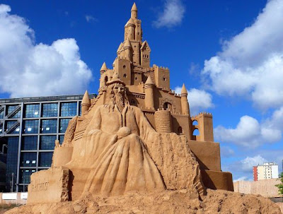 Você acha que sabe fazer castelos de areia? Sand-sculpture-6_TiKFm_11446