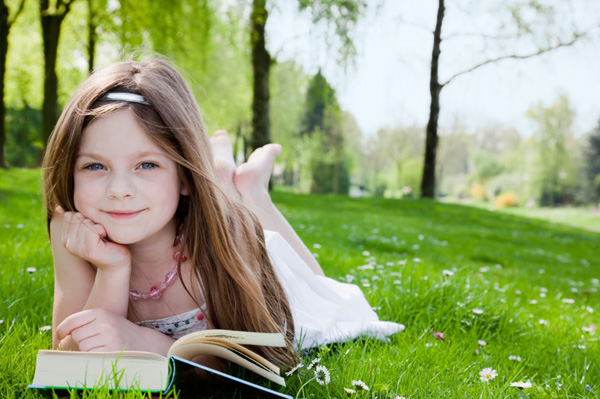 لماذا العرب لا يقرؤون Little-girl-reading-book-outside