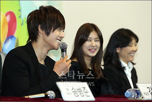 Kim Hyun Joong @ playfull kiss YouTube Conferencia de Prensa Edición Especial 21