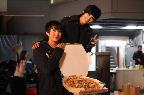 Hyung joon realizó una visita sorpresa a Jung Min en el plato de filmacion de su mv Tom%2526jerry