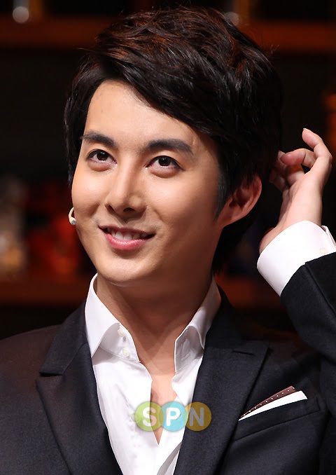  Kim Hyung jun @ Caffe in en Conferencia de Prensa 8