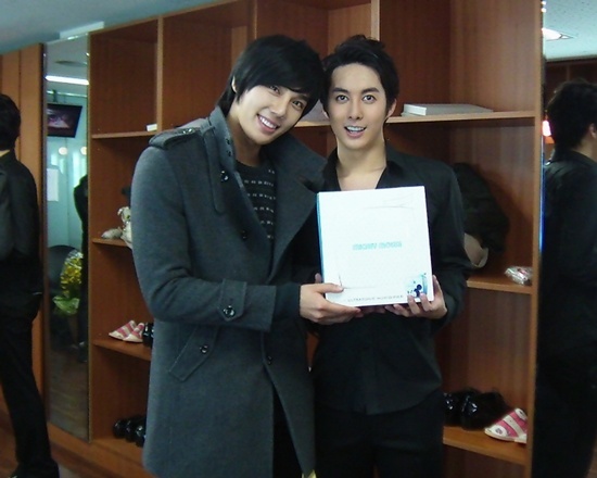 Park Jung min dio de regalo y soporte para Hyung Joon En su musical T%2526j