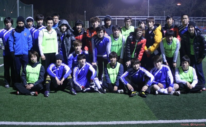 Kim Hyun Joong juega futbol de nuevo Hjl_0208a