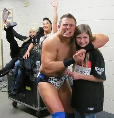 The Miz con la niña que ganó un Slammy Award de RAW Mizgirl