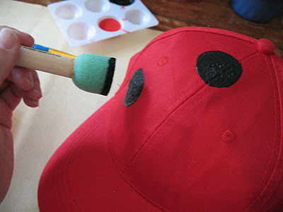 فكرة تحويل قبعة إلي شكل محبب للآطفال  Ladybughat4