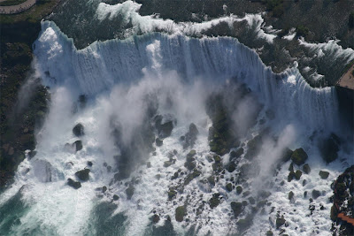 கனடாவிலிருந்து நயாகரா நீர்வீழ்ச்சி. American-aerial