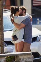 Nina Dobrev and Austin Stowell in NYC (August 13) CrqkYlQb