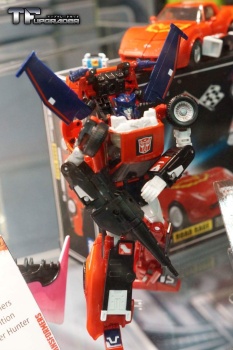 [Masterpiece] MP-25 Tracks/Le Sillage (bleu) ― MP-25L LoudPedal/Tapageur (noir) ― MP-26 Road Rage/Rageuse (rouge) - Page 3 DHVHSsAr