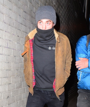 28 Enero - Nuevas Fotos de Rob en NY, hoy!!!! AjNUsdJD