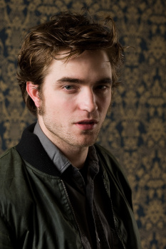 20 Julio - Nuevos/Antiguos Retratos de Rob durante la rueda de prensa de REMEMBER ME ahora en HQ!!! (2010) AkPJfsRq