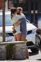 Nina Dobrev and Austin Stowell in NYC (August 13) L9tRbxDt