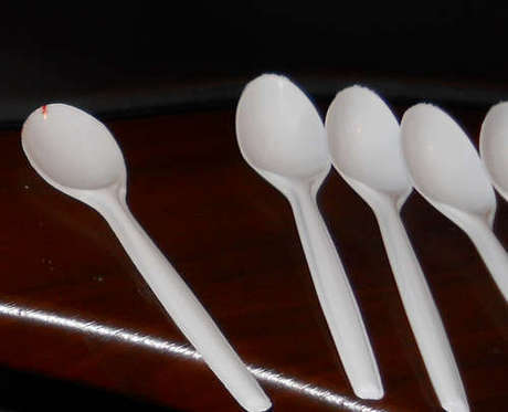 من علب الزبادى  Tulip-petals-from-plastic-spoon-heads