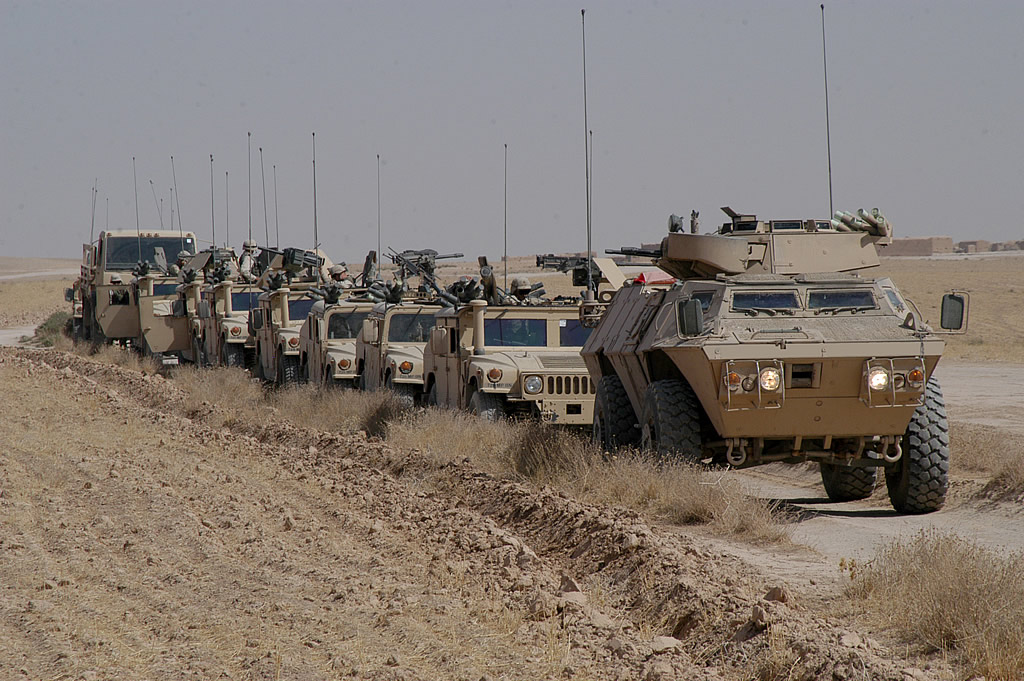 إنفجار كبير يهز مدينة مكناس المغربية و السبب - صفحة 2 Us-military-convoy-middle-east-hummer-brown