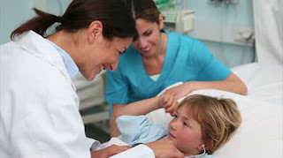 الطبيب الملحد والطفل المؤمن - قصة حقيقييييية Stock-footage-doctor-examining-a-child-in-hospital-ward