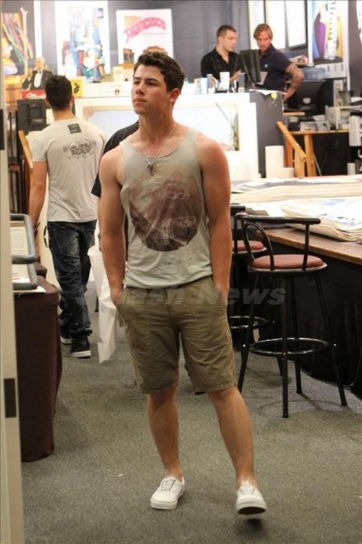 Jonas Brothers: Candids&Noticias > 5 Nick-joe-hawaii-004