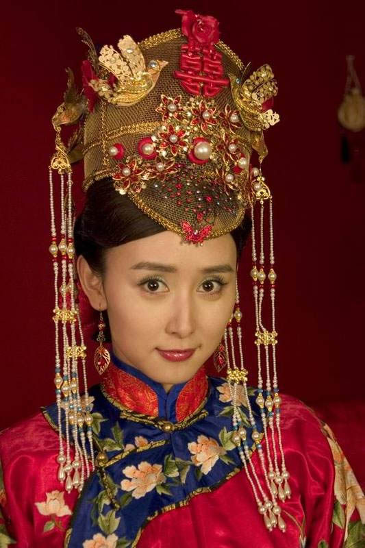 CHINESE CULTURAL DRESS Traditional-chinese-wedding-dresses-red-hu-jing