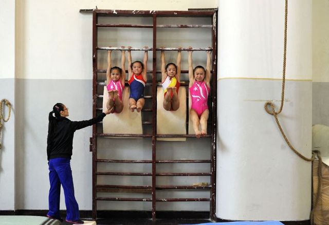 الصين وكيفية صناعة الأبطال الألومبيين China-gymnasium-Olympic-children-12