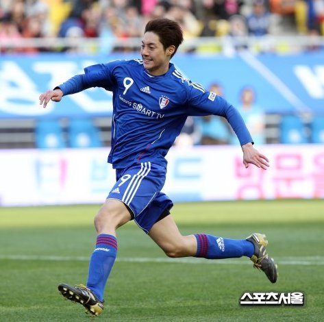 Kim Hyun Joong, Eye Candy En el campo de fútbol S1