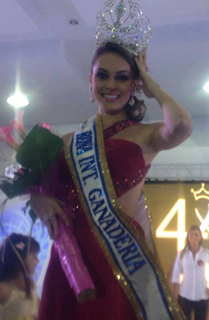 2017 | MW | Brazil | Gabrielle Vilela  Reina-internacional-de-la-ganaderia-2013-brasil-gabrielle-vilela-crowning