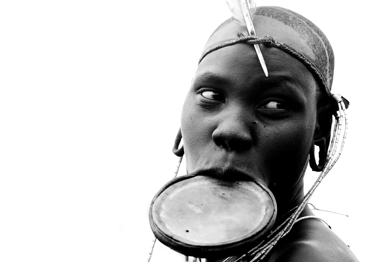 La otra cara del sol Mursi_people-Lip_plate-hd-4