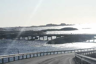  طرق غريبه و عجيبه Atlantic-Road-2