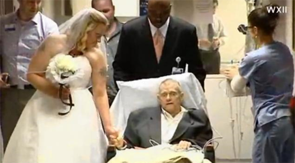 عروس تقيم زفافها في المستشفى الذي يحتضر فيه والدها 1