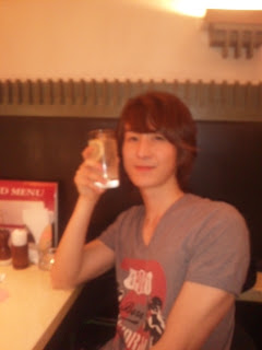 040312 Allen Kibum habla sobre su visita a un restaurante Kibum2