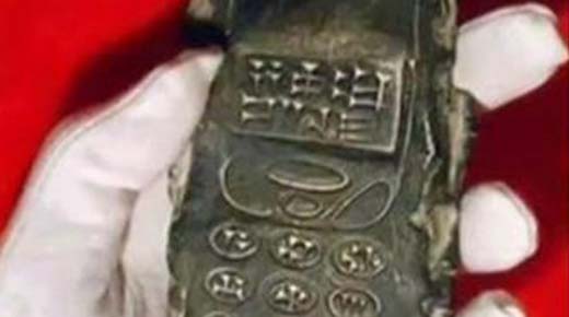 ¿Teléfono movil de más de 800 años encontrado en Austria? Phone-in-hand-585x306